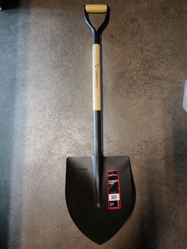 PALA CON PUNTA Y MANGO DE MADERA