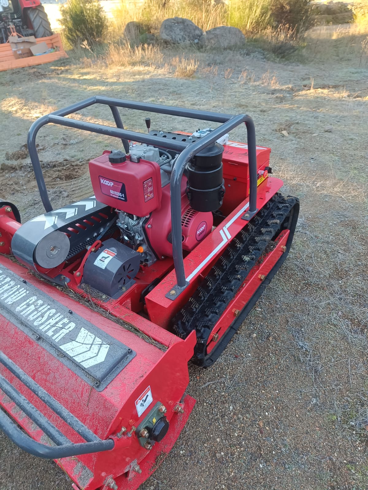 TRITURADORA CUCHILLAS ORUGA 15HP CONTROL REMOTO - Imagen 2