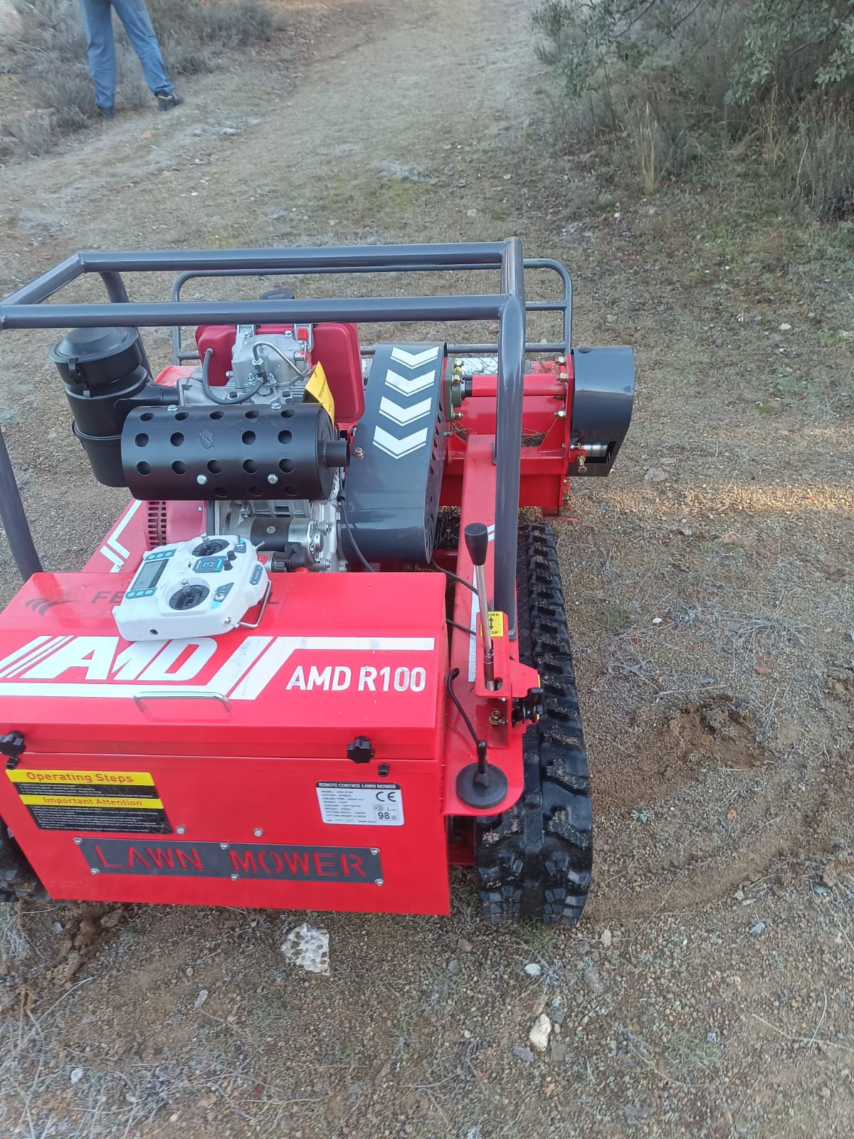 TRITURADORA CUCHILLAS ORUGA 15HP CONTROL REMOTO - Imagen 3