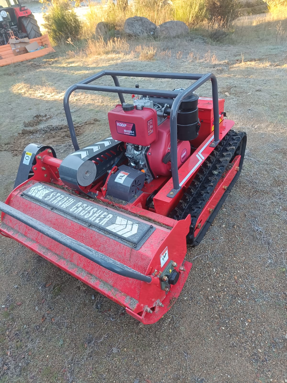 TRITURADORA CUCHILLAS ORUGA 15HP CONTROL REMOTO - Imagen 4